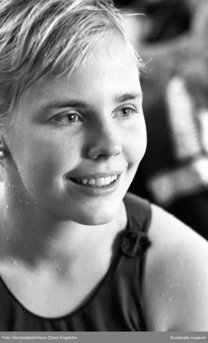 Svenska ungdomsmästerskapen i simning, Sum-Sim, arrangeras i Timrå simhall. Tävlingen som är ett av svensk idrotts största och äldsta arrangemang startade 1961, till en början med Expressen som initiativtagare och medarrangör.
Avbildade deltagare:
1. Lars Strömberg, Lars Öberg och Christer Berg.
2. Nils Åberg.
3. Tomas Olsson.
4. Erik Norling.
5. Karin Nystrand.
6. Karin Söderberg.
7. Elisabeth Berglund och Lotten Andersson.
8. Lasse Larsson.
9. Åke Håkansson.
10. Ulla-S. Damgren.
11. Rolf Nilsson.
12. Gunnel Larsson och Inger Olausson.
13. Christer Berg och Erik Vinlund.
14. Britt-L. Mattson.
15. Christer Berg.
16. Hans-Erik Öberg.
17. Bert Sjölund.
18. Inger Strandlund.
19. Elisabeth Berglund.
20. Bo Berggren.
21. Lotten Andersson.
22. Göran Axelsson.
23. Elisabeth Hulén.
24. Rolf Tegeback.
25. Marie Salin.
26. Hans Tegeback.
27. Karin Svanborg.
28. Gunilla Johansson.