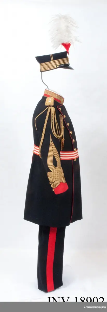 Vapenrock (galauniform) av svartblått kläde, åtsittande. Två knapprader framtill, vardera med 7 guldknappar. Röd passpoal framtill, från kragen ända ned samt på fållklaffarna. Axelklaffar fästes på rocken med knappar. Foder av svart sidentyg med en inre sidoficka och inre bälten med spänne. På fickan finns påskrift på det japanska språket  (familjenamn). På ryggen finns firmaetikett med japanska och  engelska påskriften, "Hojomack-Tokyo". Knappar av gulmetall med ingraverade fembladsblomma, d:50 mm, 14 st på bröstet och 43 st på fållklaffarna; d:15 mm, utan gravyr. Krage upprättstående med raka vinklar. Kragen är av rött kläde (röd färg är känneteckensfärg för infanteri), och särskild  brodering är kännetecken för regementets officerare "stabsofficerare. Ärmuppslag av rött kläde med vinkel (i vinkel 7 cm bred); röd färg känneteckensfärg för infanteri. Ovanpå uppslaget finns av sex galoner, 5 mm bred, broderi  (överstes rang kännetecken i form av "ungerska knyten", 32 cm hög med broderi i fyrkantig form. Vid ärmuppslaget finns 3 knappar av gul-metall med ingraverad blomma.
Kragen har fyra inre knappar för att knäppa till vita kragen.

På firmaetiketten står det med latinska bokstäver KOJIMACHI (stadsdel i Tokyo) TOKYO samt japanska ideogram med betydelsen egennamn + klädesaffär. Under innerfickan (läst från höger till vänster) Onodera. (2014-05-26 Les)