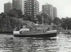 Lastmotorfartyget UNDERÅS SANDTAG I i Hammarbyleden 30.8.1958.