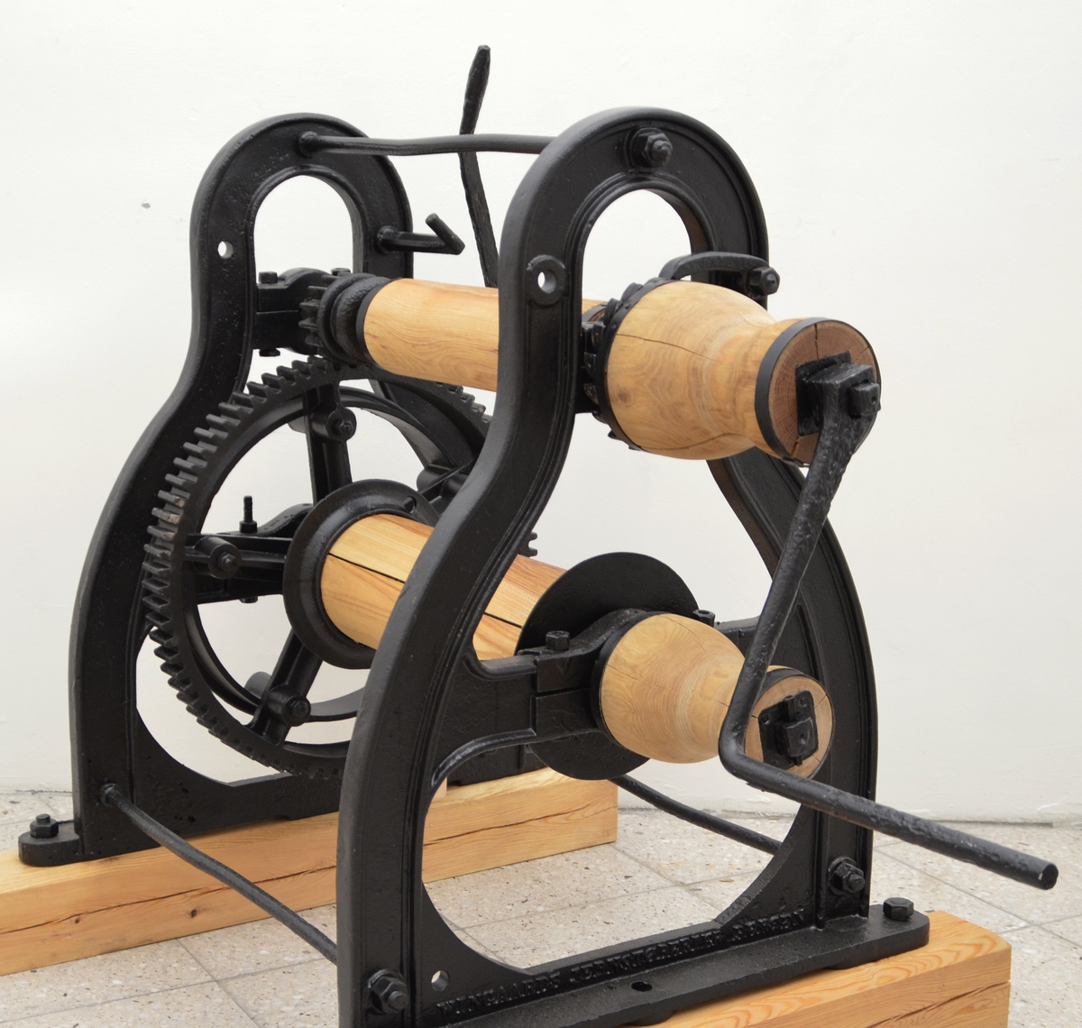 Vinsj/krøpplespel i støypejarn og smijarn med tilhøyrande sveiv og (truleg) bremsestang. Vinsjen har to endesider i støypejarn. Mellom sidane er det to akslinger i smidd jarn og inn mot eine sida tannhjul. På nedste akslingen må det ha vore ein rull i tre. På utsida på eine sida stikk endane på akslingane ut. Her må sveiva ha vore fest. På endestykkane er det restar etter feste for trerullar (nokkar).