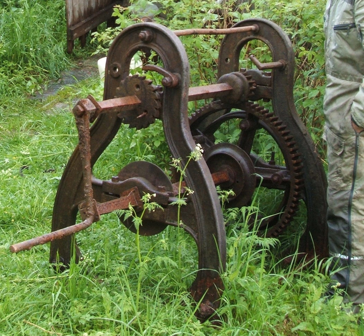 Vinsj/krøpplespel i støypejarn og smijarn med tilhøyrande sveiv og (truleg) bremsestang. Vinsjen har to endesider i støypejarn. Mellom sidane er det to akslinger i smidd jarn og inn mot eine sida tannhjul. På nedste akslingen må det ha vore ein rull i tre. På utsida på eine sida stikk endane på akslingane ut. Her må sveiva ha vore fest. På endestykkane er det restar etter feste for trerullar (nokkar).