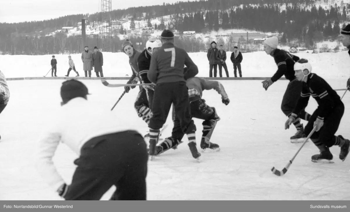 Landskapsmatch i bandy på Midälvaplan i Nacksta, Medelpad-Ångermanland.