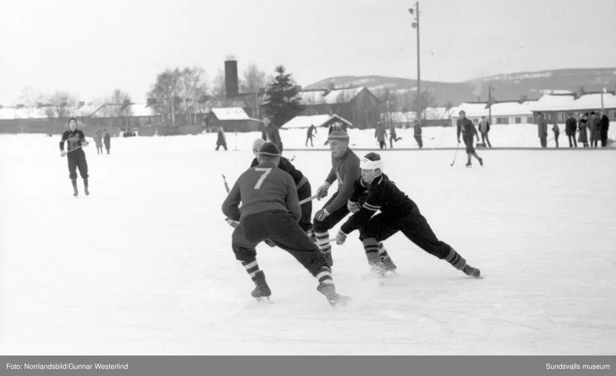 Landskapsmatch i bandy på Midälvaplan i Nacksta, Medelpad-Ångermanland.