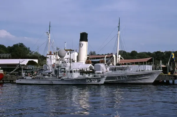 [Text diaram:] STH: DJURGÅRDEN "M20" + "T121" 2006:08