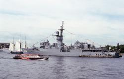 Den amerikanska fregatten USS CONNOLE (FF-1056) under ett fl