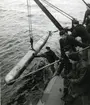 Torpedbärgning ombord på ubåten Sjöhästen 1949. Torpeden på däck.