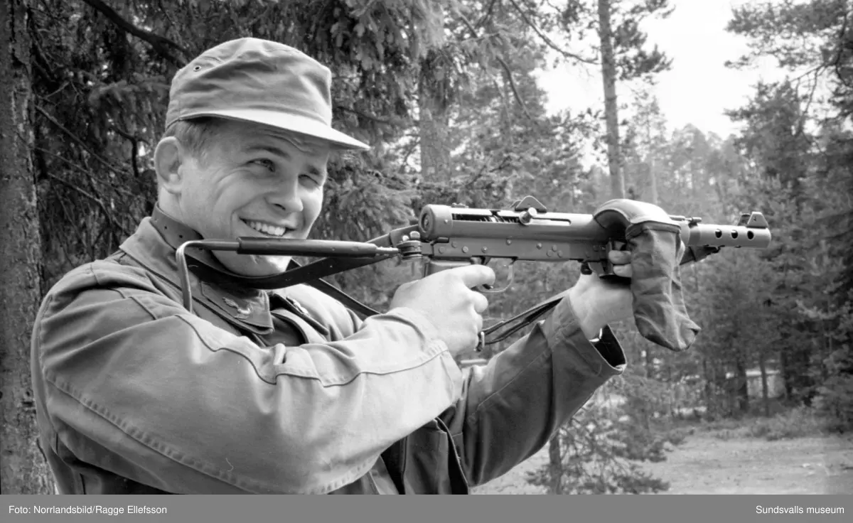Sundsvallsbrottaren Pelle Svensson som militär på Lv5 i Sundsvall. Fotograferat för Expressen.