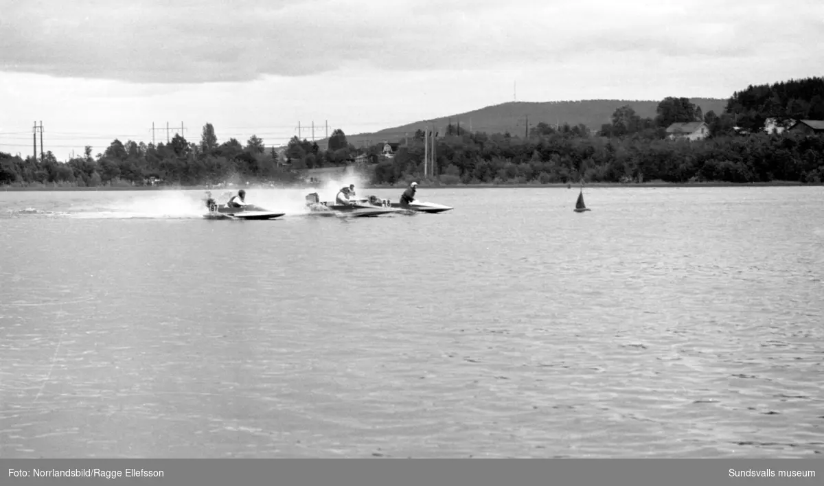 Båtracingtävlingar på Bergsåkerssjön drog storpublik sommaren 1960.