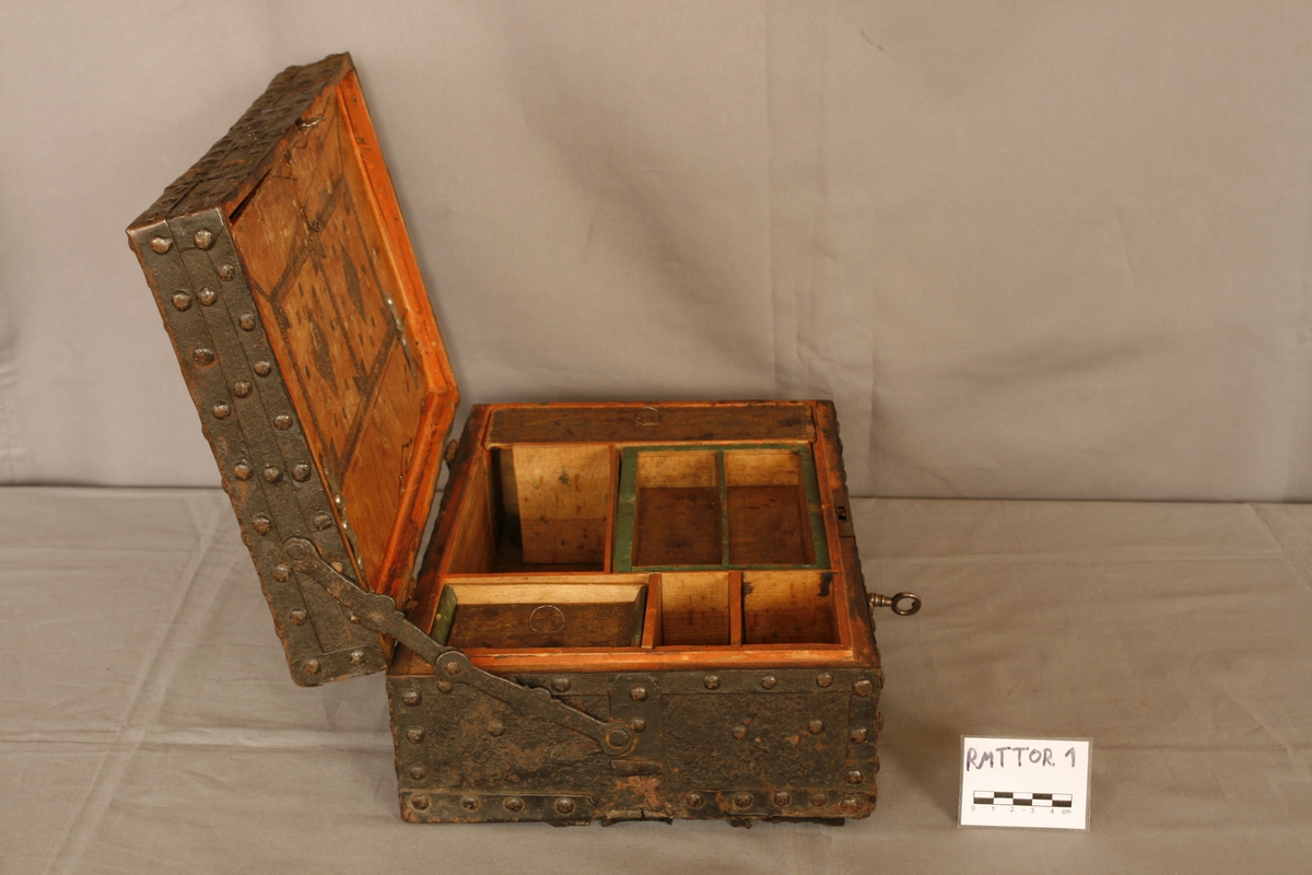 Kiste som inneholder flere smårom.