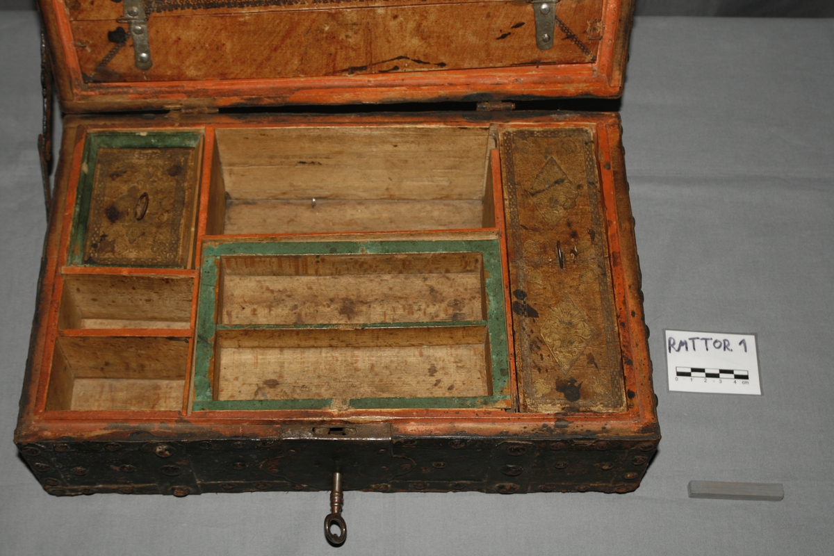 Kiste som inneholder flere smårom.