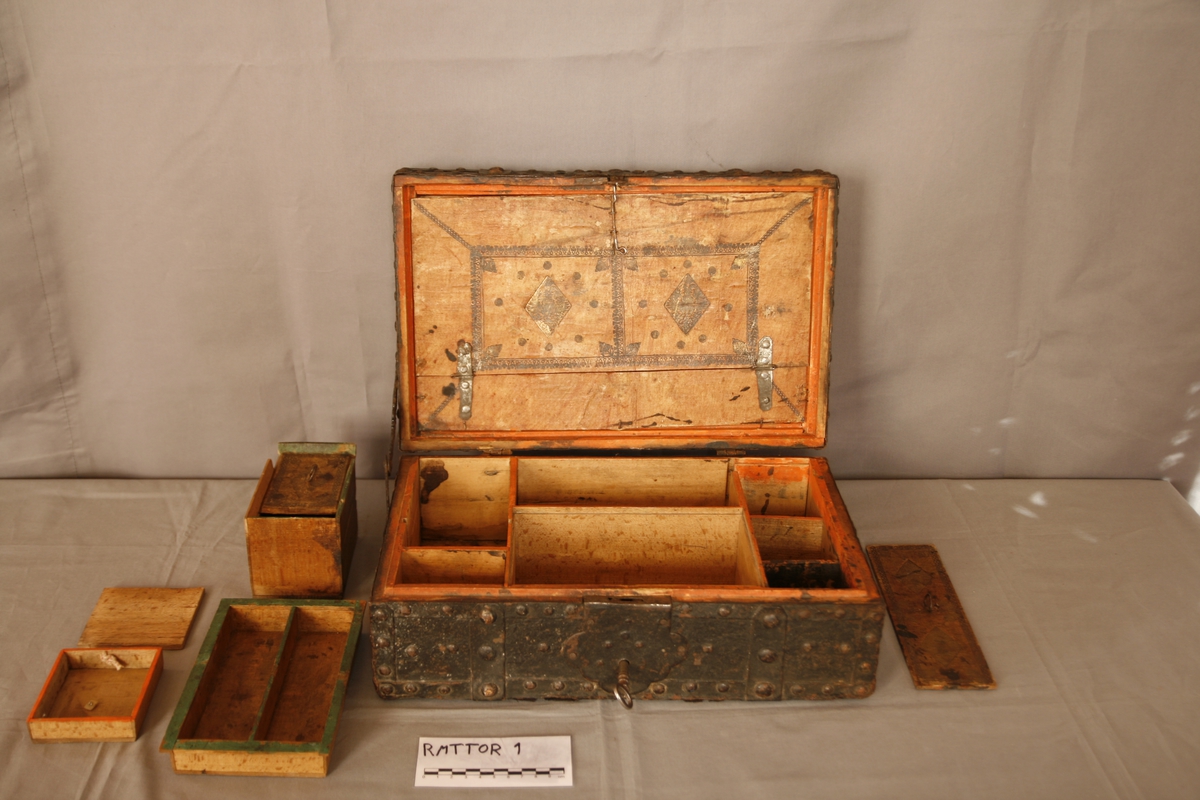 Kiste som inneholder flere smårom.