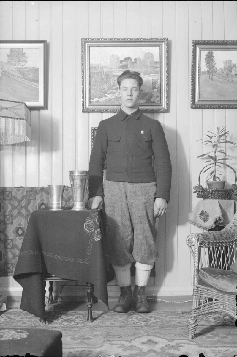Einar Burdal med pokalene.
