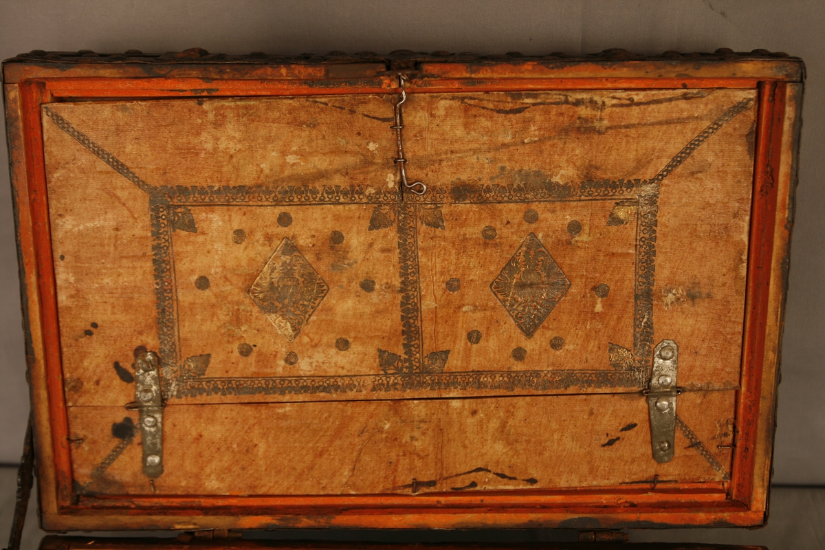 Kiste som inneholder flere smårom.