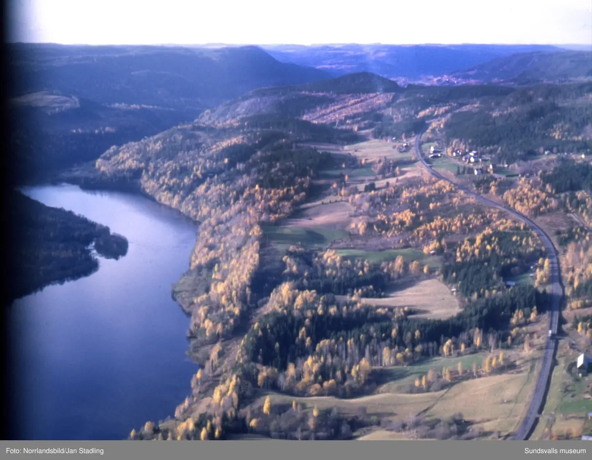 Flygfoton över Indalsälvens dalgång från Järkvissle ner till Bergeforsen. Bilder över byarna Järkvissle, Sillre, Dacke, Liden, Flygge, Sunnås, Baggböle, Indal, Bergeforsen, Sörberge.
