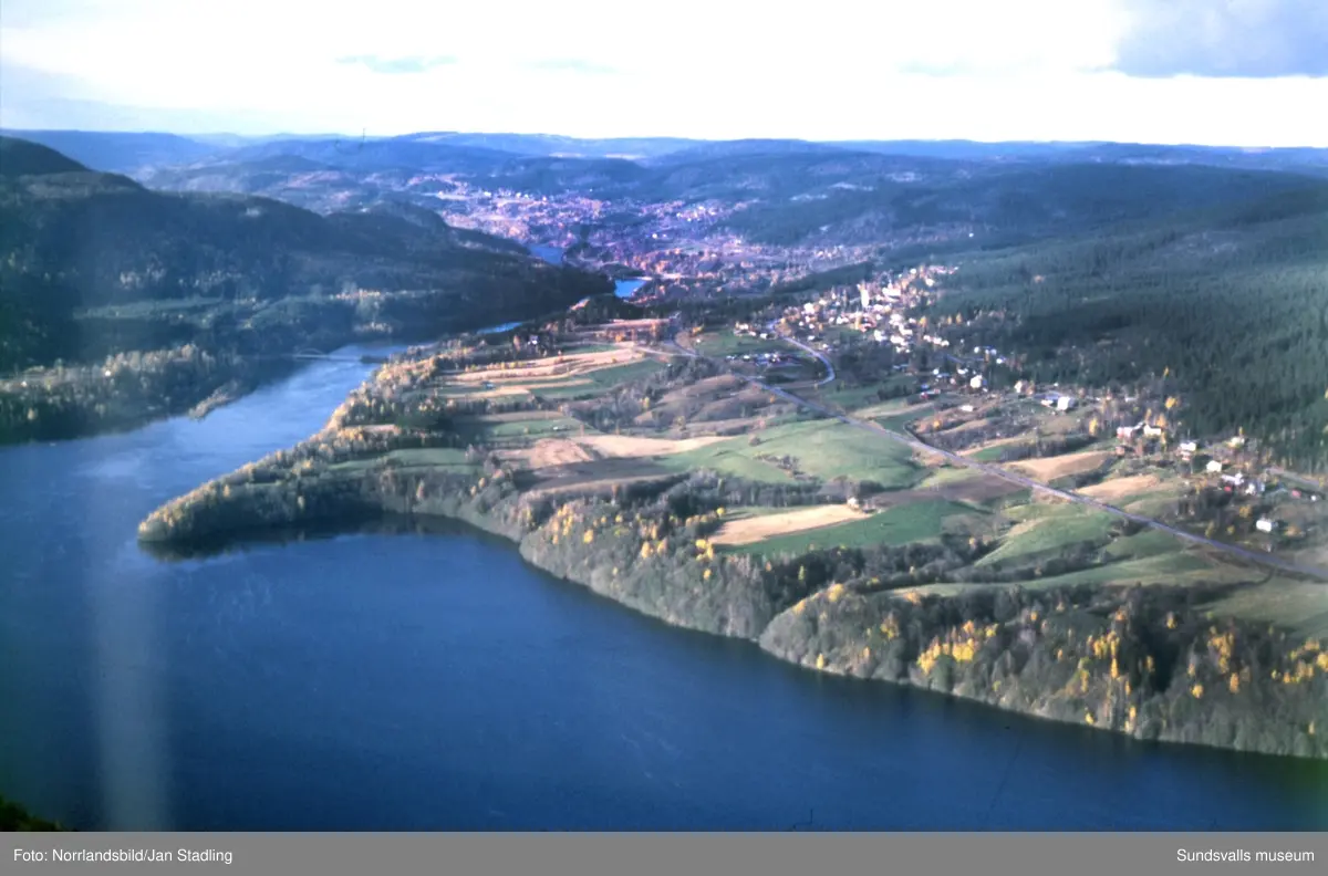 Flygfoton över Indalsälvens dalgång från Järkvissle ner till Bergeforsen. Bilder över byarna Järkvissle, Sillre, Dacke, Liden, Flygge, Sunnås, Baggböle, Indal, Bergeforsen, Sörberge.