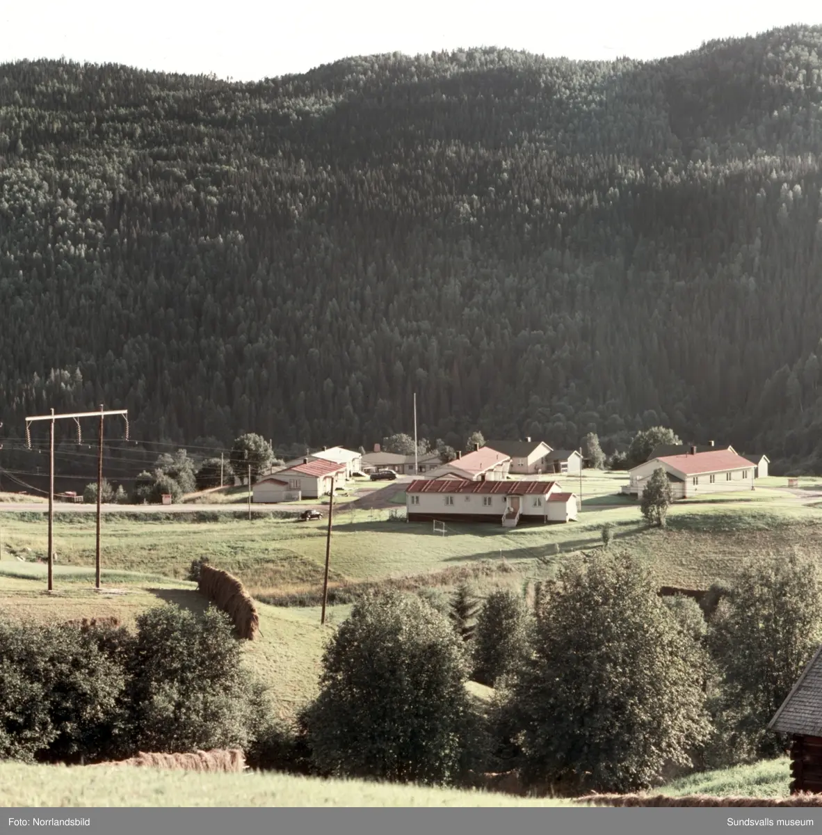 Vyer över landskapet invid Indalsälven med bland annat tjänstebostäderna vid Järkvissle kraftverk.