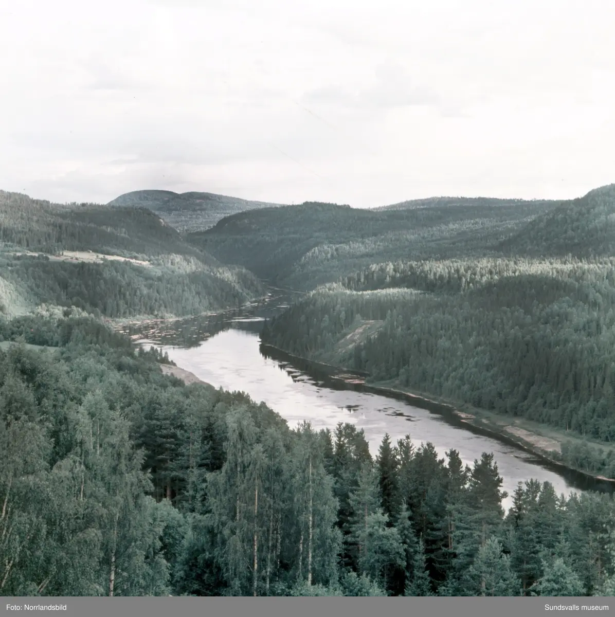 Vyer över landskapet invid Indalsälven med bland annat tjänstebostäderna vid Järkvissle kraftverk.