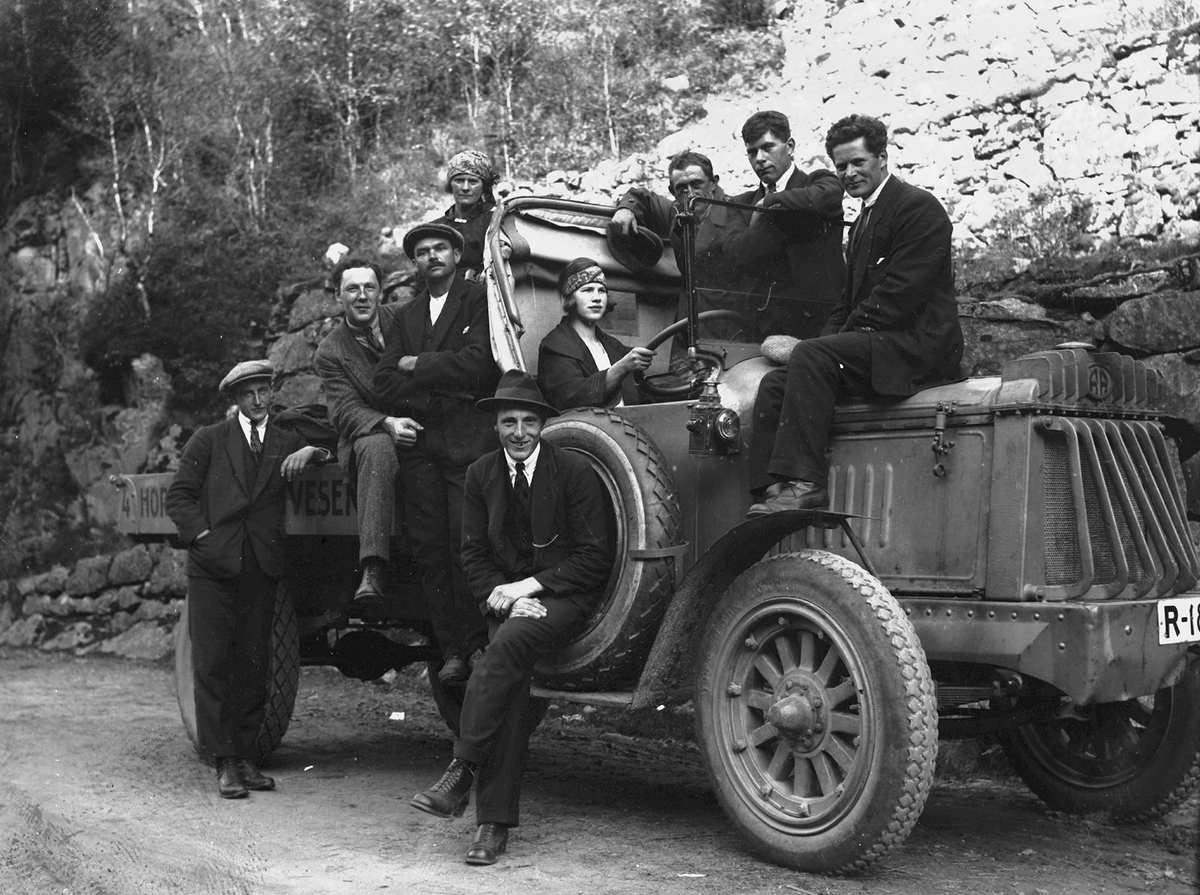 Venner på biltur på 1920-talet.