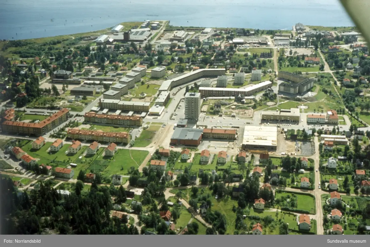 Flygfoto över Skönsberg med de nya bostadsområdena i kvarteren Vasa, Alvaret och Höghuset färdigbyggda. I centrum pågår bygget av EPA-huset.