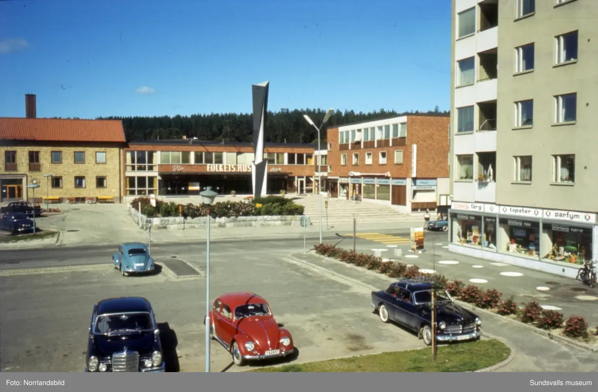 Centrala Skönsberg med höghuset, Folkets hus med skulpturen Spiral reflex, minigolfbana och lekpark.