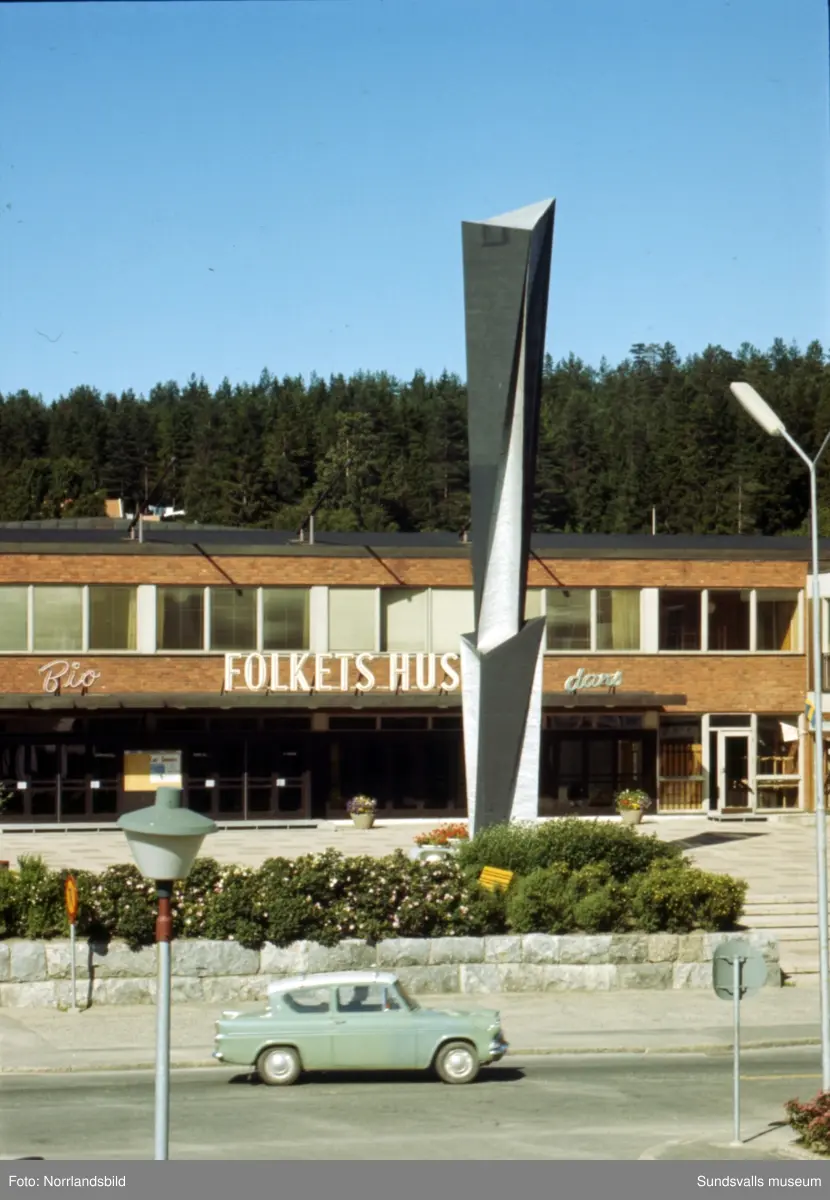 Centrala Skönsberg med höghuset, Folkets hus med skulpturen Spiral reflex, minigolfbana och lekpark.