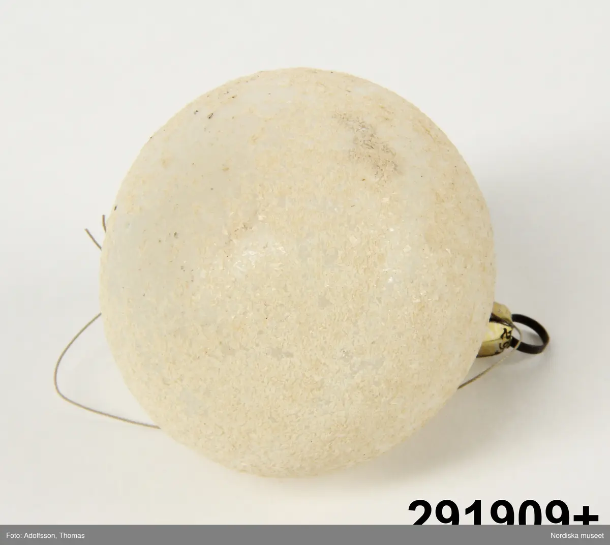 Huvudliggare:
"Julgransprydnad, glaskulor, 12 st; olika färger, en del folierade, nötta; upphängningshylsor; Diam ca 5 cm; förvaras i ask, indelad i 12 fack; mått 28 x 21,5 x 7 cm."

En av de 12 glaskulorna - en rund tvåfärgad rödvit rutig- är i 9 bitar.
2006-02-20 LEKÄ