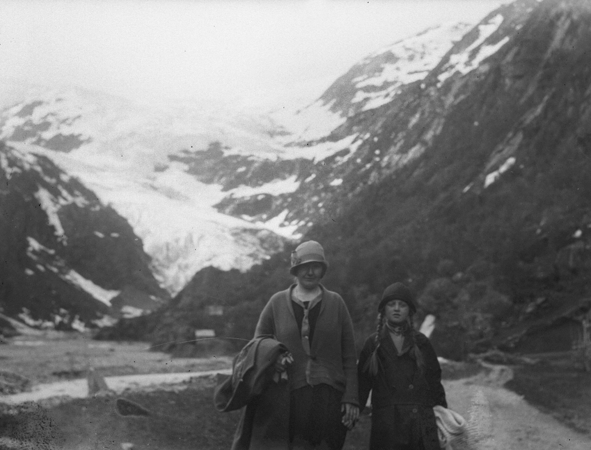 Marta Eitrheim og Gjøa Olsson ved Buerbreen på 1920-talet.