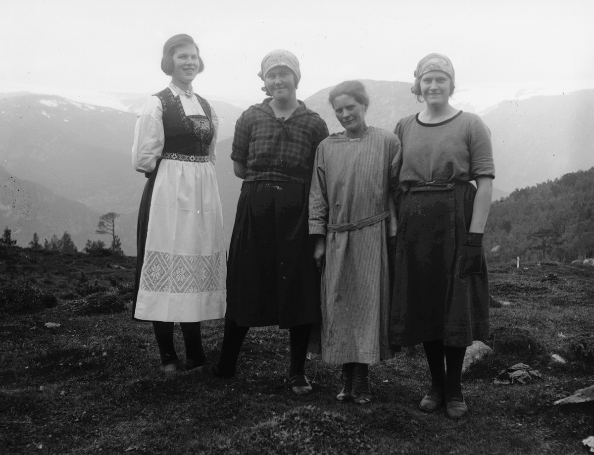 Kvinner i bunad og kjole på Eidesstølen.