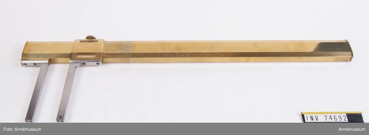 Grupp F.III(överstruken)V.
I den ihåliga armen förvaras, i fodral av mahogny: Rysk artillerimåttstock, Passare. m.m. (10 delar). Tillverkarens namn Staden År.