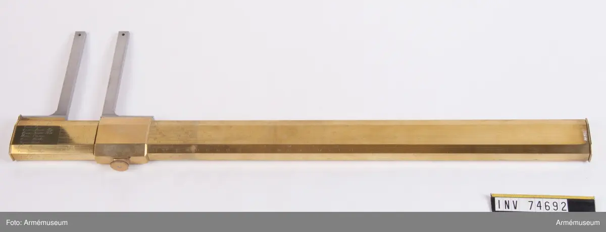 Grupp F.III(överstruken)V.
I den ihåliga armen förvaras, i fodral av mahogny: Rysk artillerimåttstock, Passare. m.m. (10 delar). Tillverkarens namn Staden År.