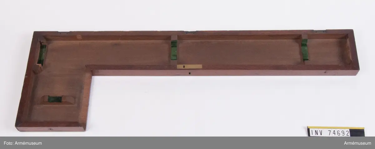 Grupp F.III(överstruken)V.
I den ihåliga armen förvaras, i fodral av mahogny: Rysk artillerimåttstock, Passare. m.m. (10 delar). Tillverkarens namn Staden År.