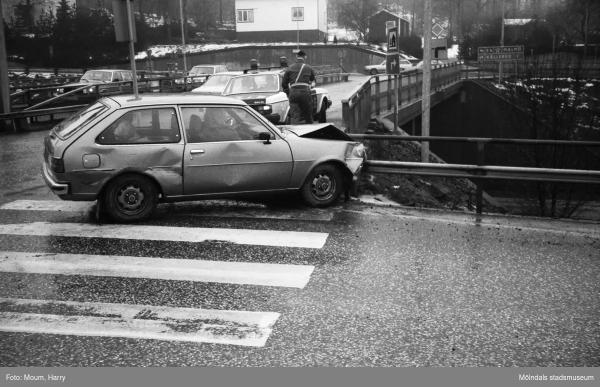 Bil som har krockat på Ikeamotet i Kållered, år 1983. "Många onödiga kollisioner inträffar på viadukten i Kållered."

För mer information om bilden se under tilläggsinformation.