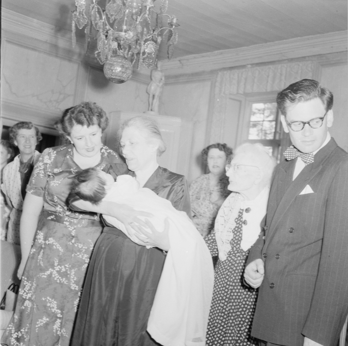 Familjen Gyllenadler, Salnecke slott, Uppland 1954