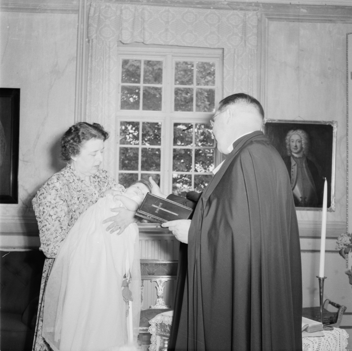 Nils Gyllenadler i mormor Gerda Hamres famn, döps av prästen Magnusson, Salnecke slott, Uppland