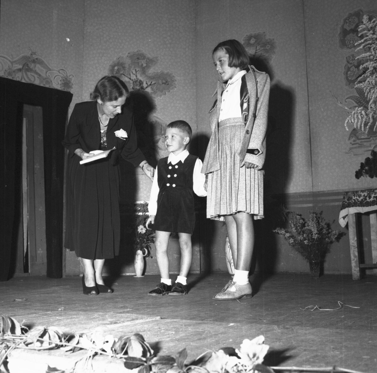 Vardens arkiv. "Mannequinoppv. i Festiviteten i forb. barnas dag" 21.08.1953