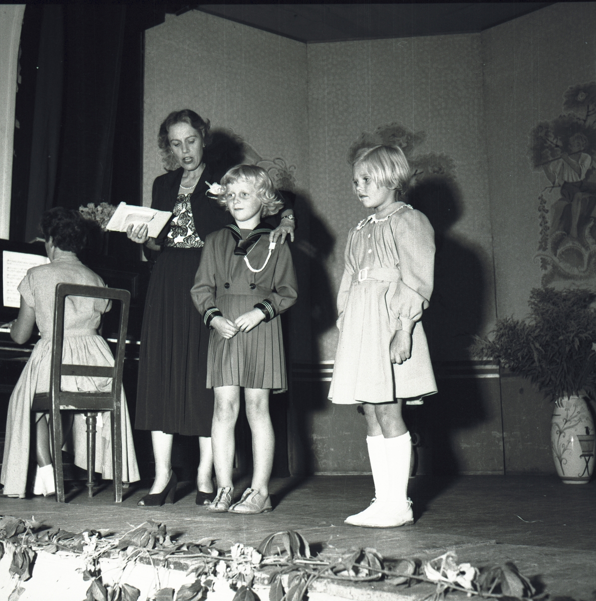 Vardens arkiv. "Mannequinoppv. i Festiviteten i forb. barnas dag" 21.08.1953
