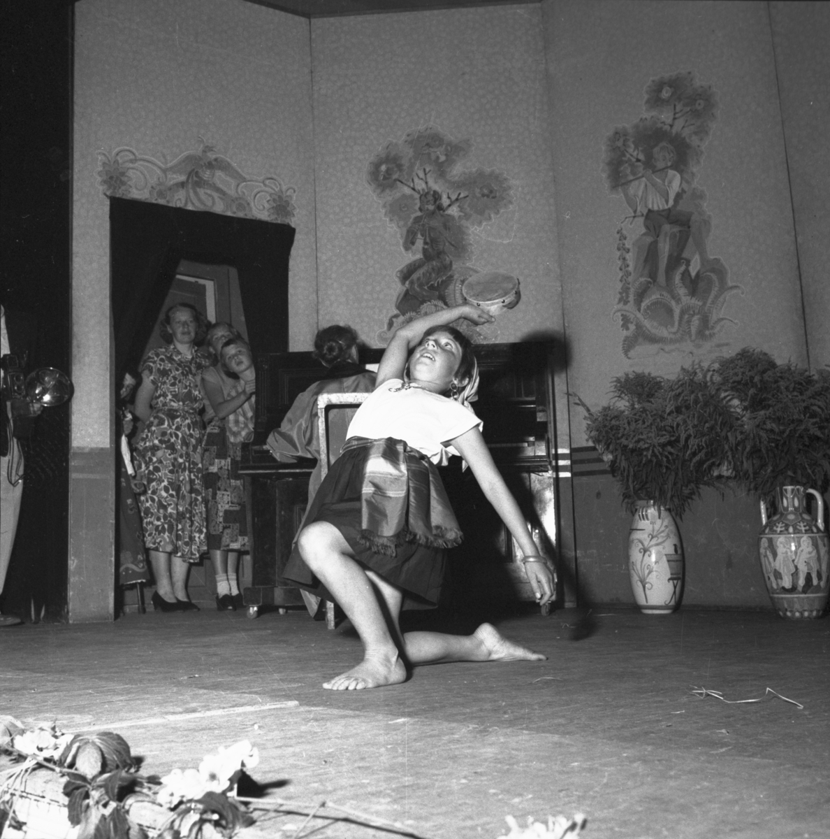 Vardens arkiv. "Mannequinoppv. i Festiviteten i forb. barnas dag" 21.08.1953