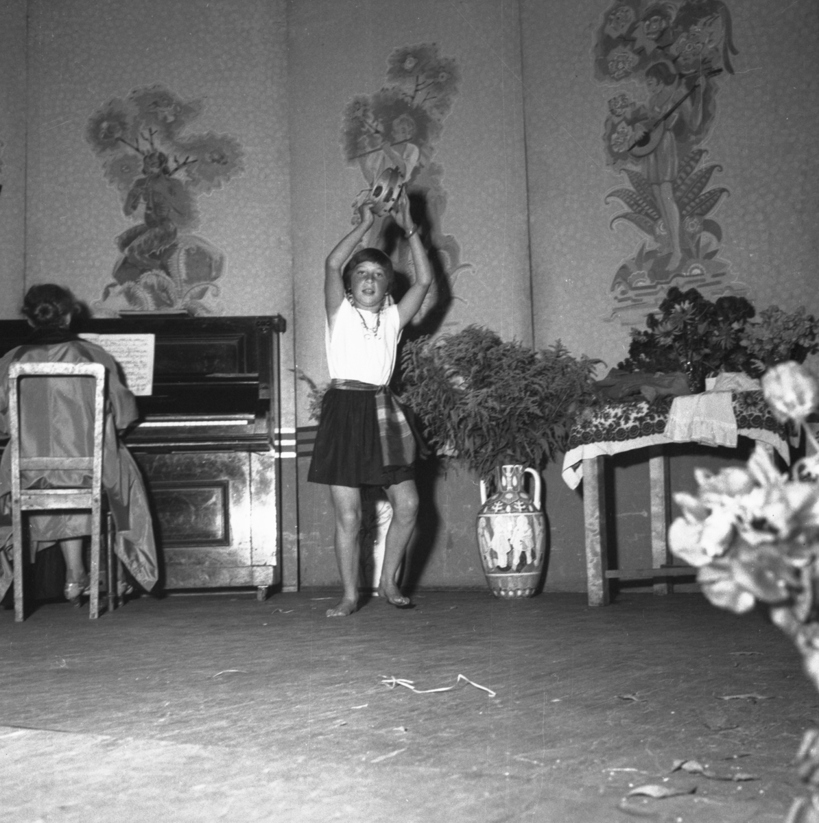 Vardens arkiv. "Mannequinoppv. i Festiviteten i forb. barnas dag" 21.08.1953