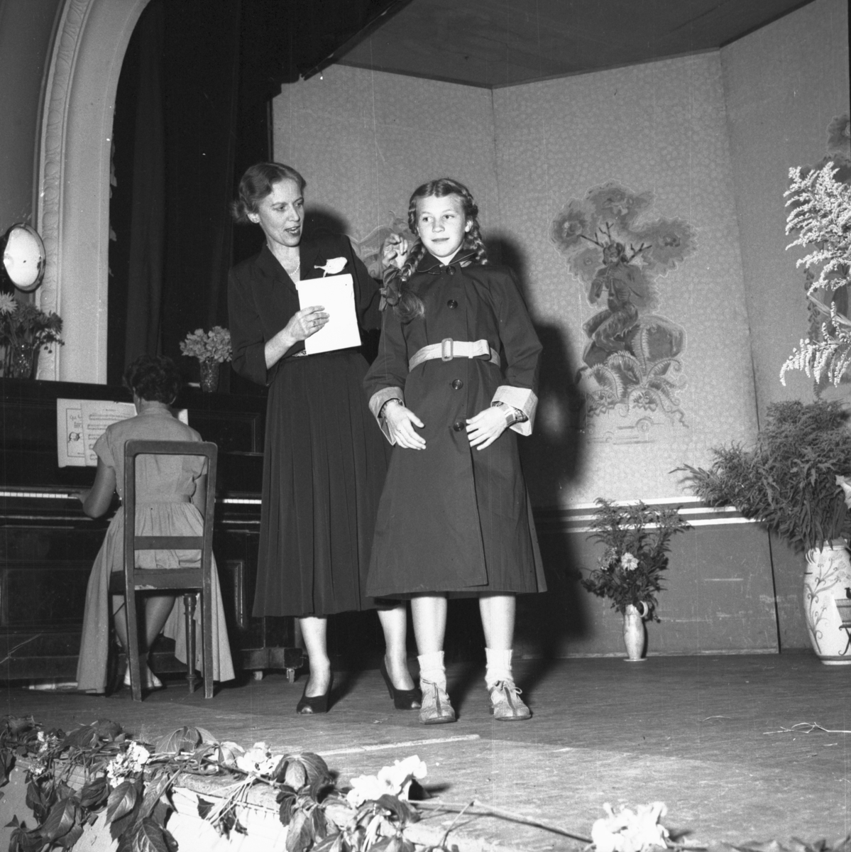 Vardens arkiv. "Mannequinoppv. i Festiviteten i forb. barnas dag" 21.08.1953