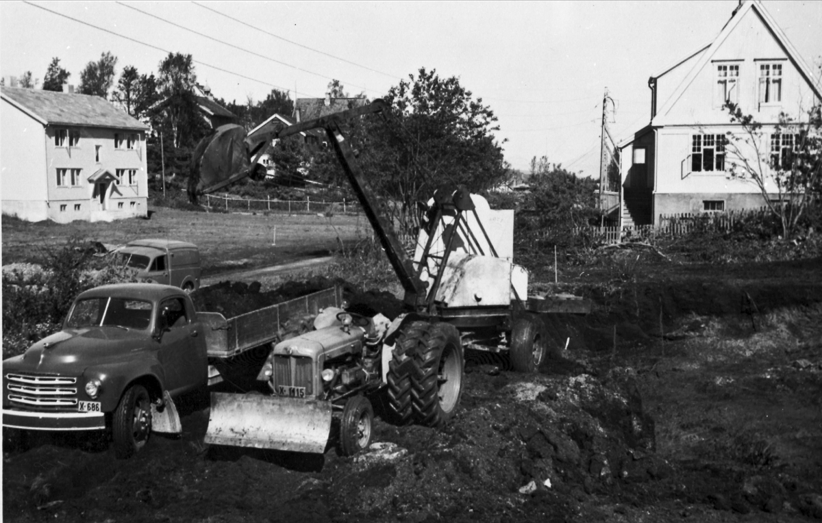 Kjøretøyer og anleggsmaskiner ved St. Olavsgate. Harstadgården i bakgrunnen.