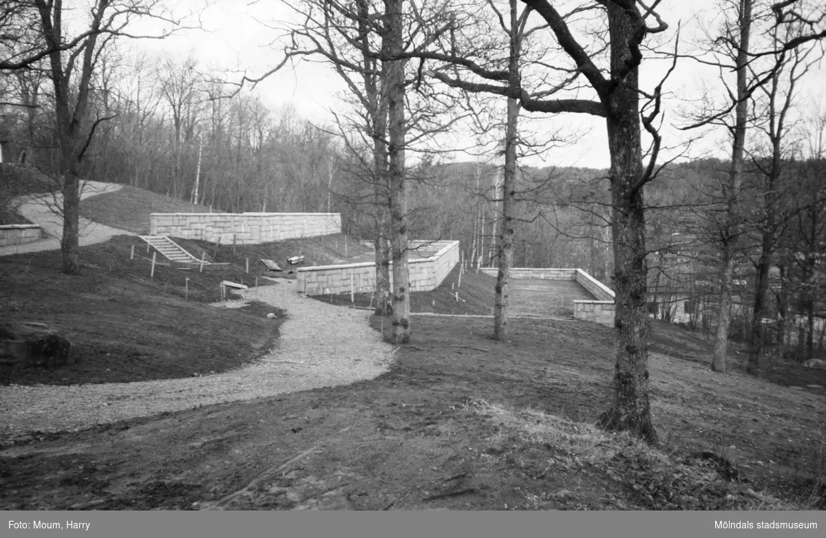 Den nya utbyggnaden av Kållereds kyrkogård, år 1983.

För mer information om bilden se under tilläggsinformation.