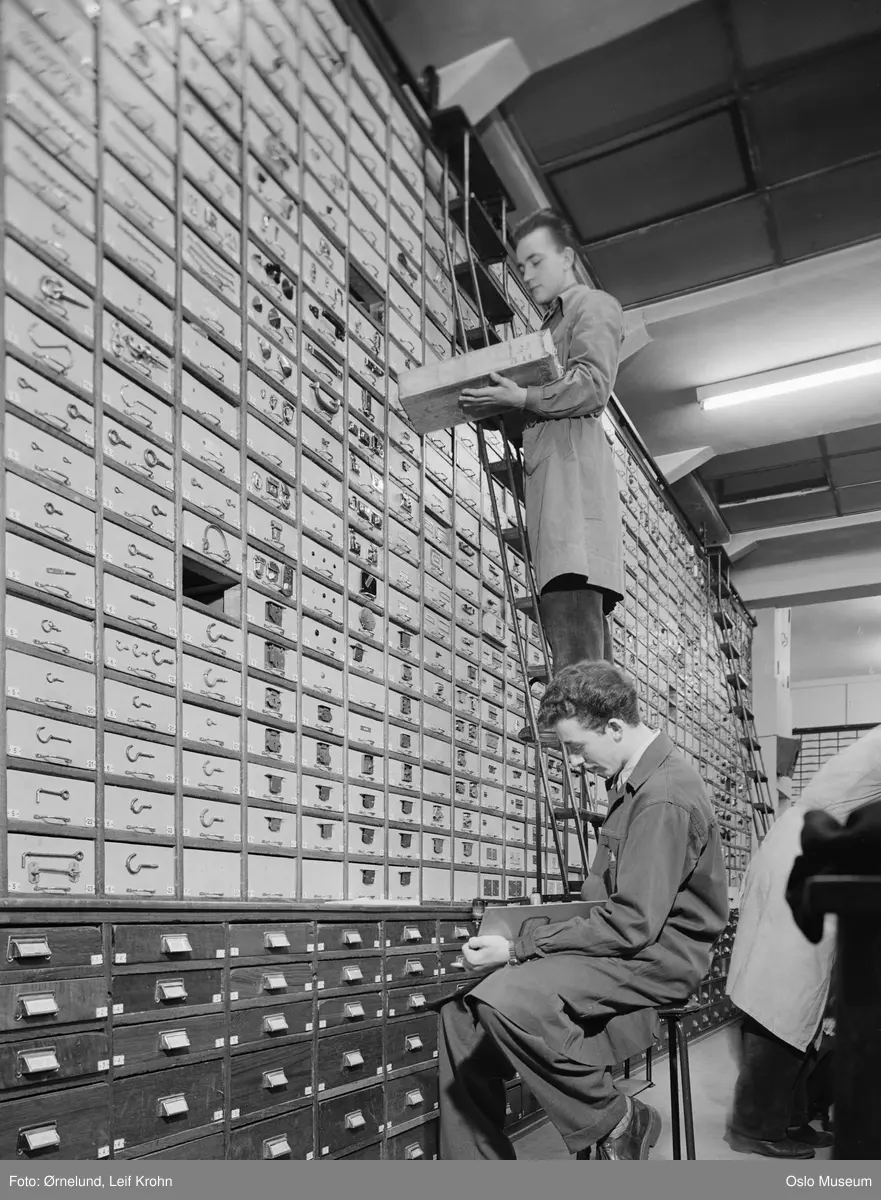 Ingwald Nielsen jernvareforretning, interiør, lager, menn