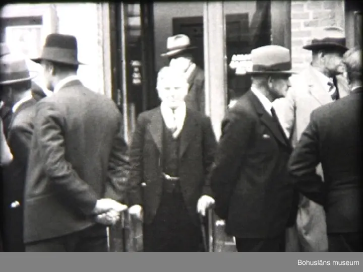1. Stadsfullmäktiges 75-års jubileum. 
0000	Vy över Uddevalla kyrka. Festligt med tända marschaller utmed trottoaren. Axel V. Johansson ("Småland" kallad) utanför sin arbetsplats Kuriren på väg till kyrkan.
0001	Axel V. Johansson i talarstolen.
0010    Axel V. Johansson och Nils Elmer.
0013    Polisöverkonstapel Birger Gustavsson.
0016	Byggmästare O. W. Johansson.
0017	Folkskollärare J. E. Dahlen.
0027    Vaktmästare Oscar ("På teatern") Andersson.
0031    Konsul Herman Sanne.
0038    Pastor Carl Agner, skolinspektör.
0040    Rådman Erik Blomdahl.
0044    Skräddare Emil Andersson.

2.	Från Verkstadsskolan år 1938. Rektorsexpedition, bil-motor-snickar- och murarverkstäder samt elevhem vid Blomgatan med matsal, samlingsrum och elevrum.
0057	Verkstadsskolans lokaler på Bävebäcksgatan för yrkesarbetarutbildning. Till vänster före detta Tubus lokaler.
0058	Rektorsexpedition och rektor Tedde Thelander.
0111     Lokal för utbildning av bilmontörer.
0116       "    "       " "snickare.
0117-0123   Lokaler för utbildningar av murare.
0125-0145   Elevhemmet förlagt till Blomgatan 1 (gamla Fängelset).
0132    I bakgrunden Norra Järnvägsgatan med nr. 1 (överläkarebostaden).

3.	Landstingsmän på besök år 1938 vid verkstadsskolan och lunchen på Gustavsberg. 
0147-0303 Utanför Verkstadsskolans kontor Kungsgatan 37 A.
0151     I mitten Carl Brännberg.
0215    Robert och Markus Fredrik Schwartzman. Filmen är tagen från Kungsgatan och vid restaurangen på Gustavsberg.

4.	Landstings-och stadsfullmäktigeval 1938. 
0304-0329
0304    Thorburnska huset vid Kungstorget.
0313    Vallokalen förlagd till stadsfullmäktiges sal i Rådhuset.

5.	Riksdagsmannagrupp på besök år 1939. Deras s.k. Bohusresa.
0331     SJ bussar vid Bodele på väg med riksdagsmän och värdar till Gustavsberg.
0509	Vid Snäckskalsbankarna med Bröderna Steenes kvarn för målning av snäckskal.

6.	Första Maj demonstration år 1938.
0510-0615
0510	Samling vid Margretegärde. Vi ser Lagerbergsgatan med Flickskolan i bakgrunden.
0518    Axel V. Johansson.
0526    Förstamajtåget i höjd med Södra Drottninggatan 35.