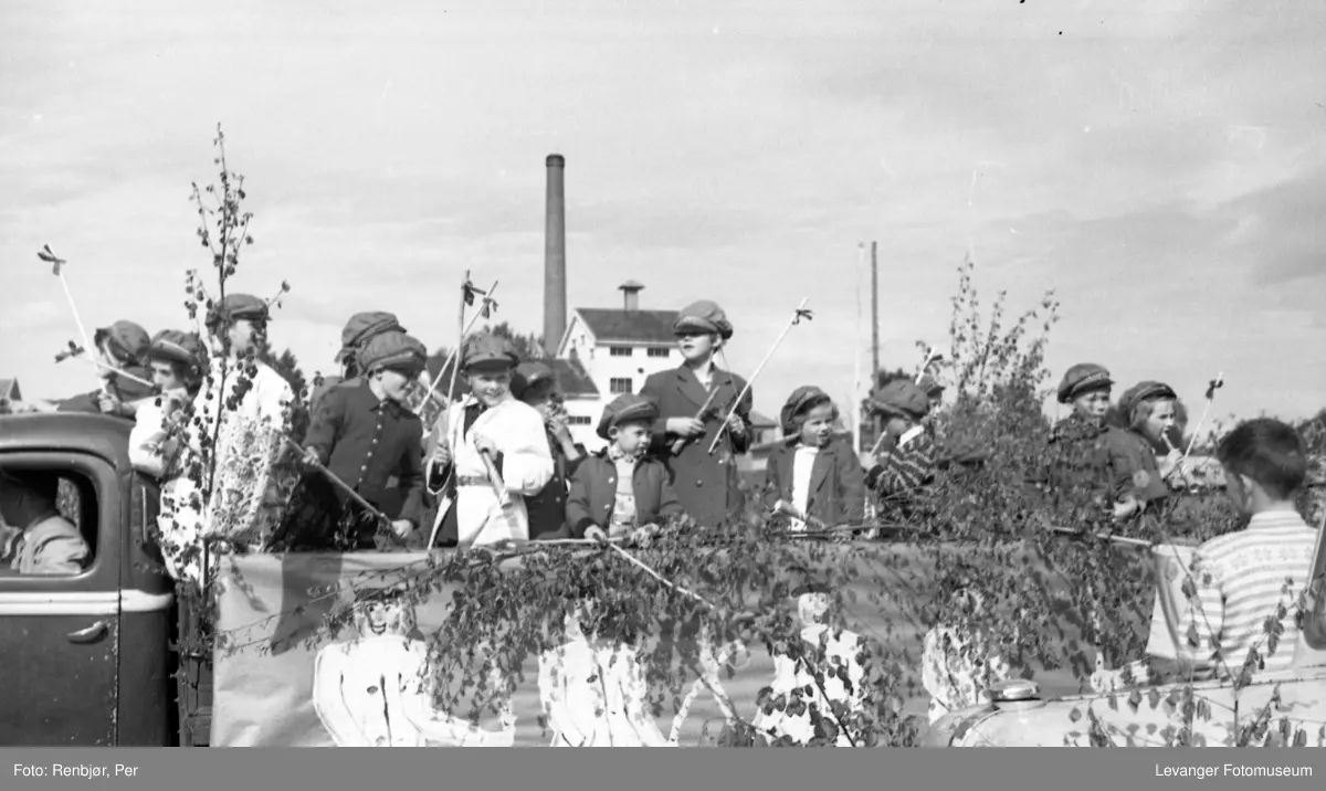 Barnas dag, Levanger, jenter og gutter utkledd som russ med bambuskjepper og russeluer.