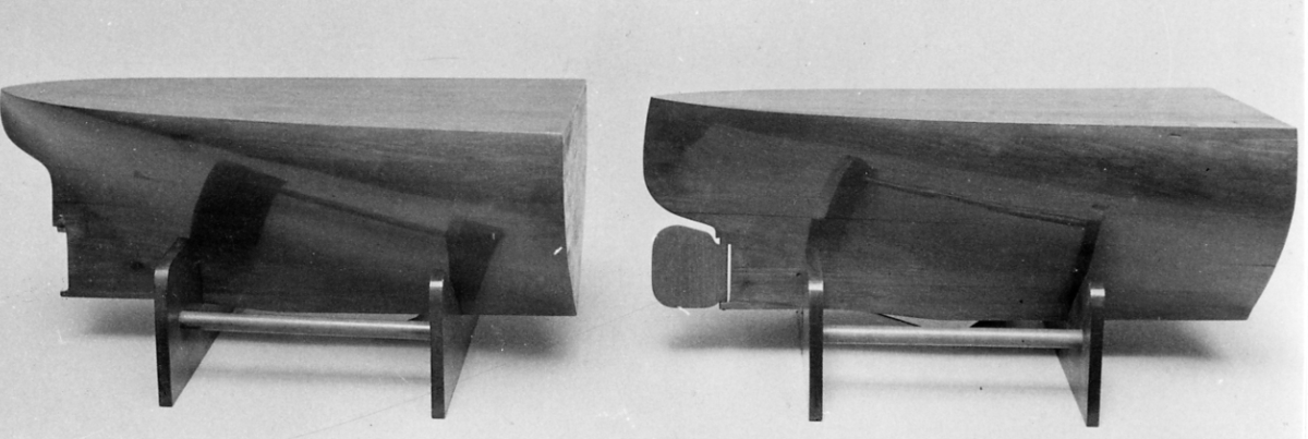 1) Skrovmodell, block-, akterskepp av torpedkryssaren
Jacob Bagge. / Örnen
Bokträ limmat i skickt, polerat, med vridbart roder.
Text å översida: "Torpedkryssaren Jacob Bagge 1/32 Axel Nygren.” 
Tillhörande skrå av bokträ.
Modellens längd: 42.5 cm
'             bredd: 21.5 cm
Skråets längd: 20 cm

Mässingsplåt å skrået märkt: 'Torpedkryssare Jacob
Bagge. Claes Horn skala 1:32 sjösatta Kockum Malmö
1898. Södra Varvet.”
2)Lika föreg. N:o 1. Märkt å översidan: Torpedkryssaren Örnen 1/32/ Axel Nygren. Tillhörande skrå.
Gåva: KMF 20/5 1943
Mässingsplåt å skrået märkt: 'Torpedkryssare Örnen skala 1:32 sjösatt Lindholmen 1896.”
Rodret saknas