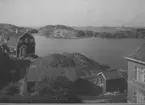 'Kristineberg åt väster, från vattentornet. Vy med stenhus och trähus, skär, berghällar och havet. ::  :: Se fotonr. 1934 för samma motiv. ::  :: Ingår i serie med fotonr. 2876-2882.'