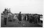 'Biologiska föreningens utfärd till Tåkern, Vadstena m.fl. platser: ::  :: Gruppbild, drygt 20 män samlade på stranden vid sjökanten. ::  :: Se fotonr. 3588-3634 samt 3661-3677.'