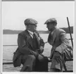 Leonard Axel Jägerskiöld till vänster och lektor E. Westblad under Skand. Naturf. mötets utfärd i Pellinge skärgård. De sitter vid relingen, närbild. I fonden havet.