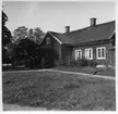 'Biologiska föreningens utfärd till Växjö, Aneboda och Misterhult: ::  :: ev. Lunnaby, del av byggnad ::  :: Se fotonr. 3902-3908, 3909-3923 och 3924-3933 från samma utfärd.'