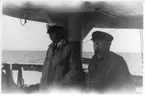 'Från Göteborgs Biologiska förenings expedition med ''Skagerak'': ::  :: Leonard Axel Jägerskiöld till höger och en annan man. ::  :: Ingår i serie med fotonr. 3934-3953 med foton från Göteborgs Biologiska förenings expeditioner.'